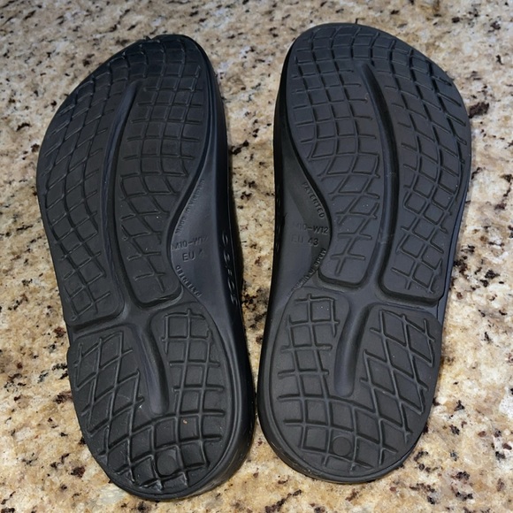 Oofos Slides - Picture 6 of 8